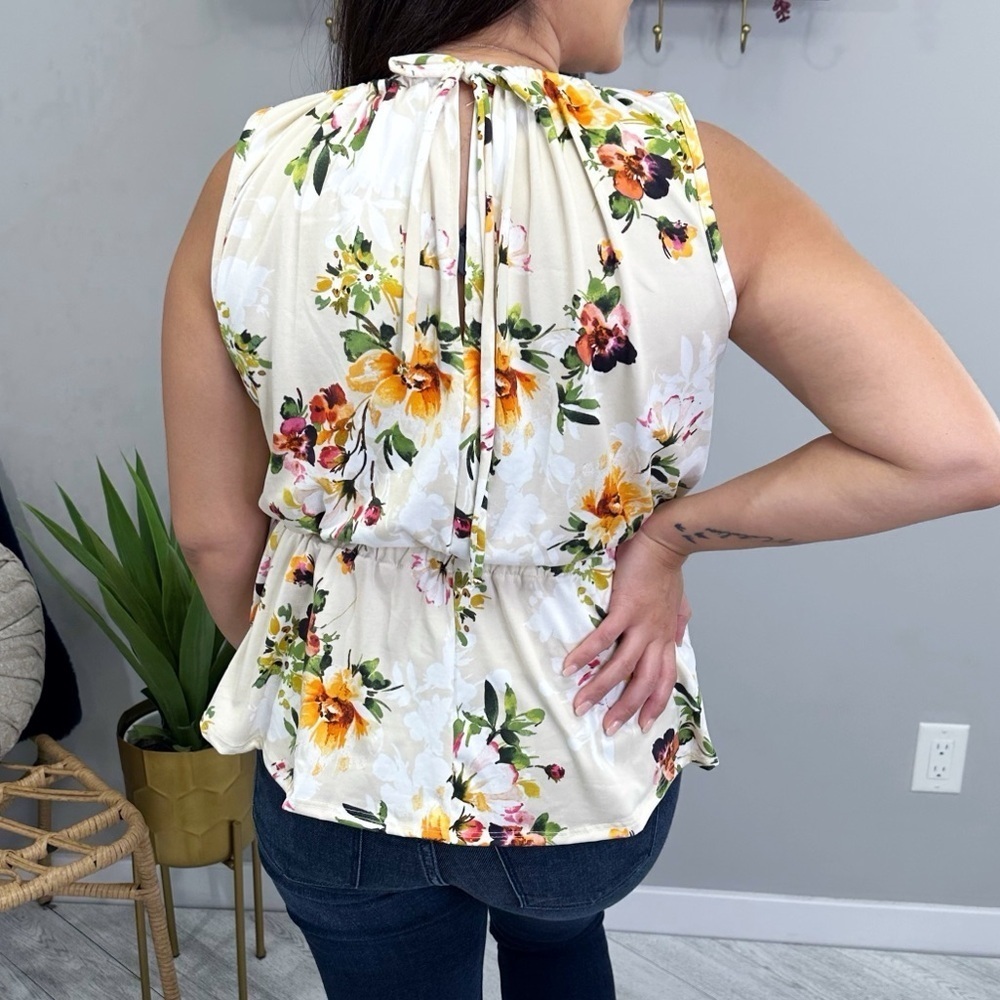 Sleeveless Floral Top - Picture 2 of 3